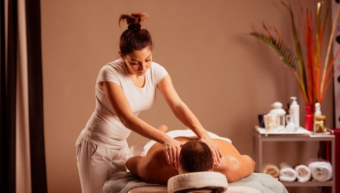 Khách hàng thư giãn với dịch vụ massage trị liệu chất lượng tại Massage Quận Bắc Từ Liêm