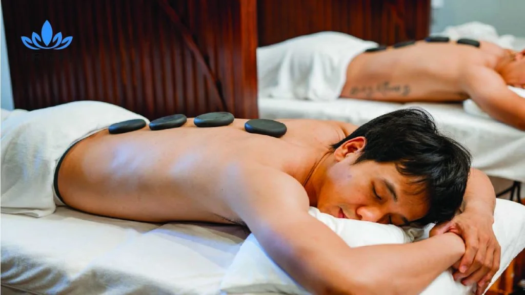 Spa Massage Quận Bình Tân phòng massage ấm cúng với giường và khăn mềm cho trải nghiệm thư giãn