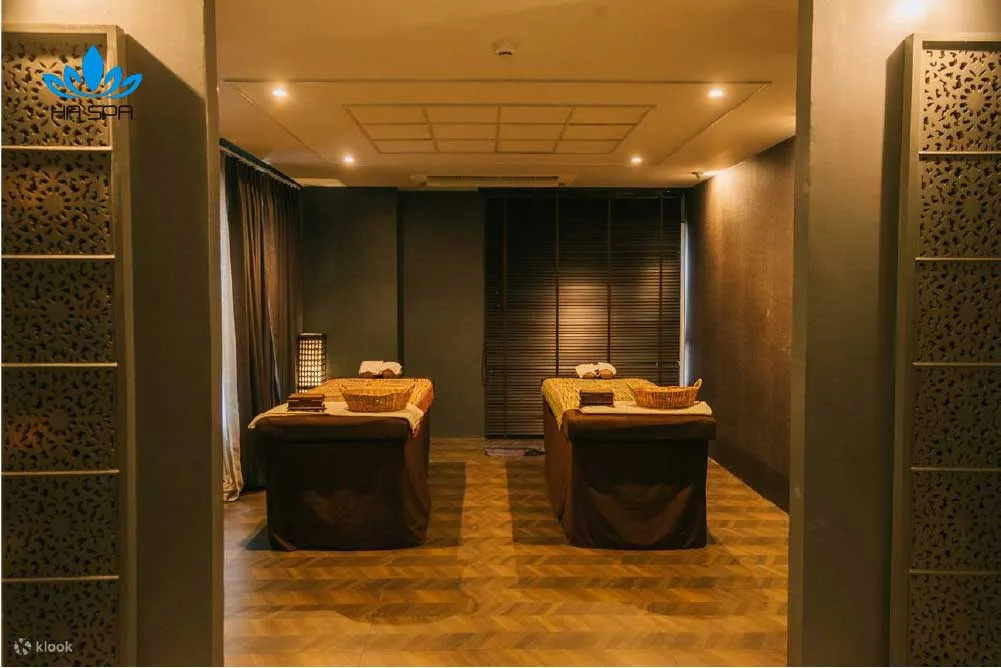 Nhân viên spa Diệu Thuyên thực hiện Massage Quận Cầu Giấy chuyên nghiệp cho khách tại không gian thư giãn
