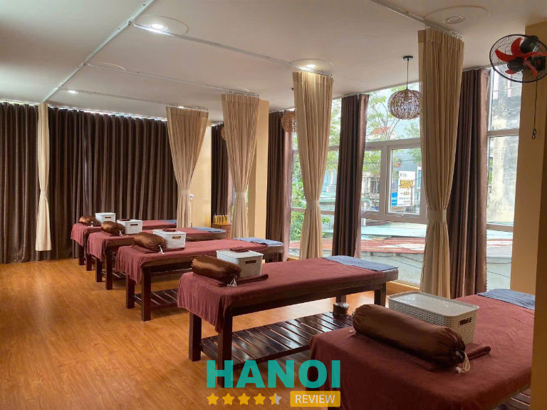 Khách hàng đang tận hưởng massage body trị liệu tại Massage Quận Hai Bà Trưng trong không gian thư giãn