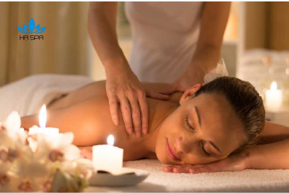 nữ chuyên viên massage nuru thư giãn tại spa massage quận long biên