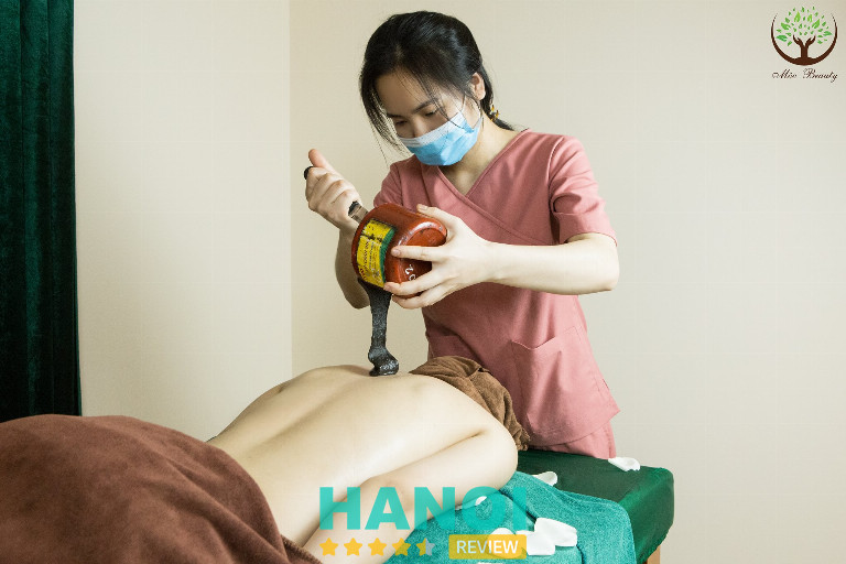 Khách hàng thư giãn trong buổi massage trị liệu chuyên nghiệp tại Massage Quận Nam Từ Liêm