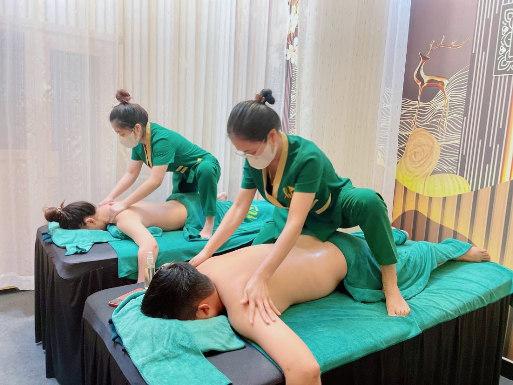 Khách hàng thư giãn massage chuyên nghiệp tại spa quận Tân Bình Massage Quận Tân Bình