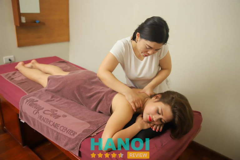 Khách hàng được massage body trị liệu tại cơ sở Massage Quận Thanh Xuân sang trọng