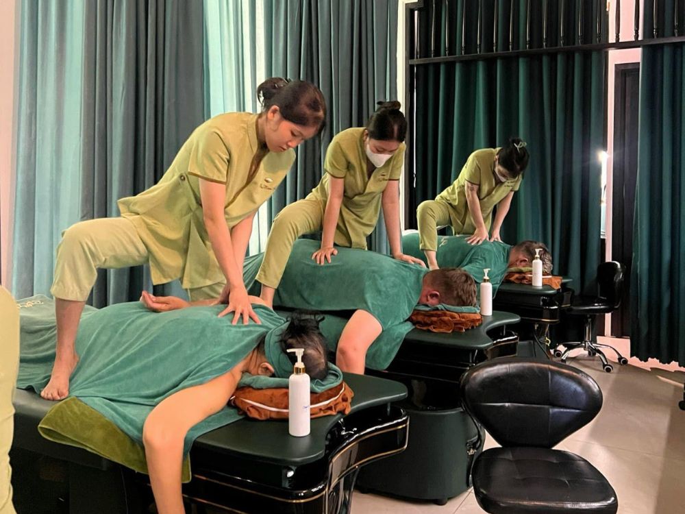 Khách hàng thư giãn Massage Thành phố Thủ Đức tại spa uy tín