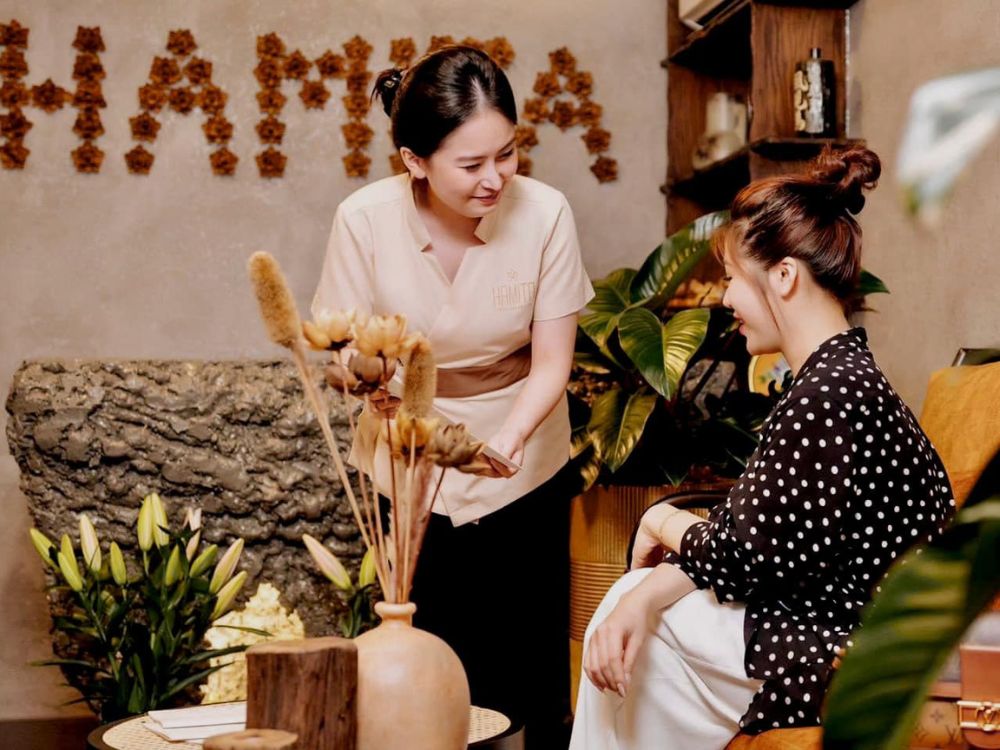 Khách hàng đang được massage thư giãn tại spa Massage Thành phố Thủ Đức với không gian hiện đại