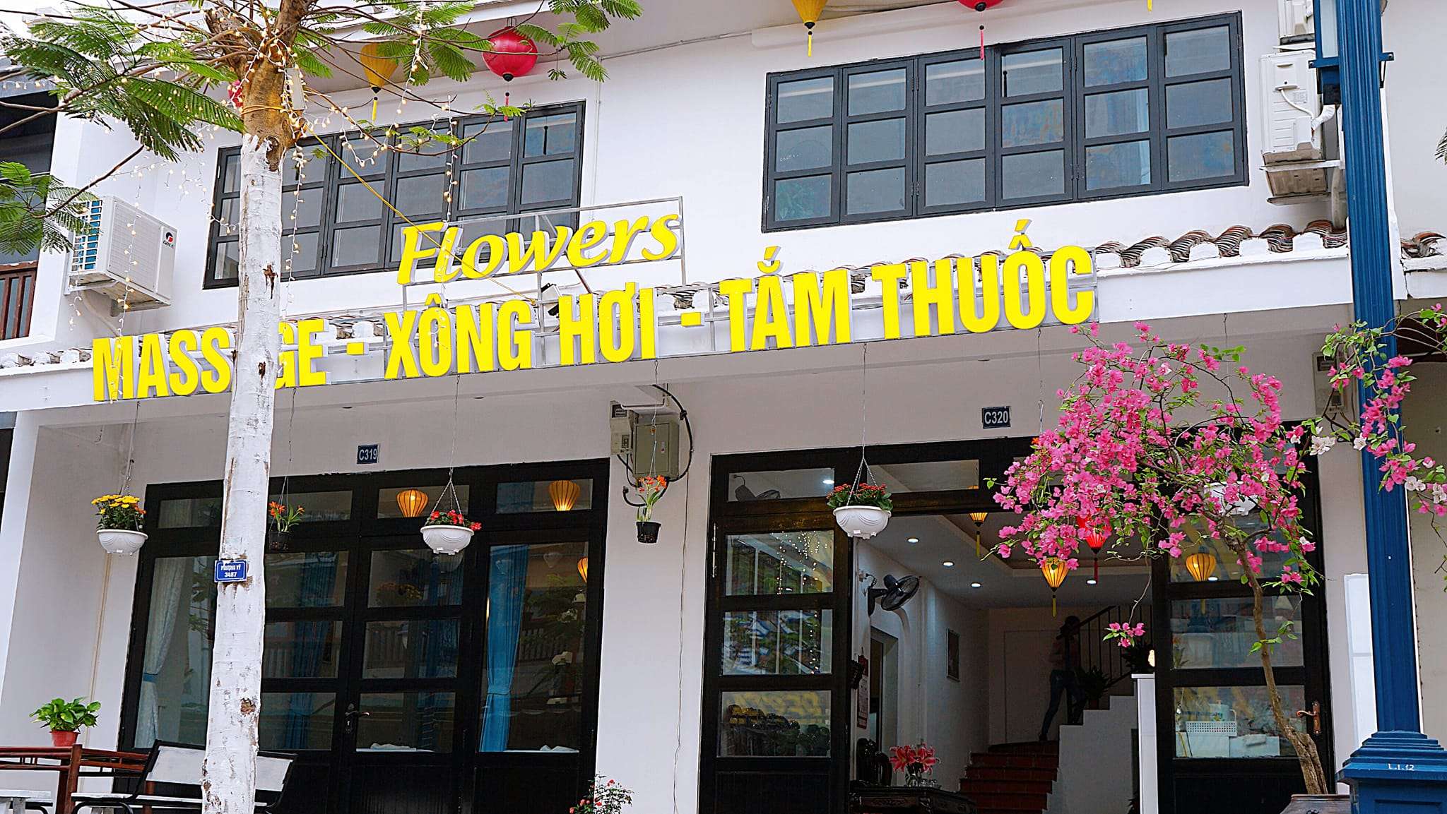 Massage Hạ Long With Flower Decor Khách nữ trải nghiệm Massage Hạ Long thư giãn với decor hoa tươi