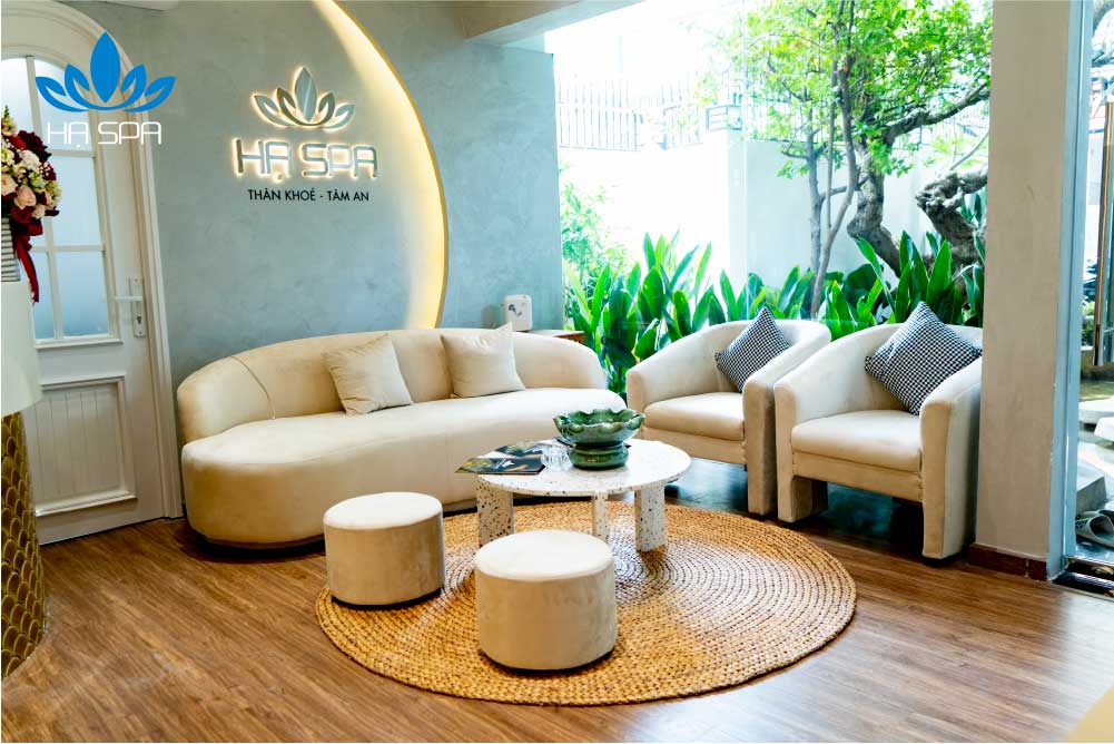 Massage Hải Phòng Spa Chuyên Nghiệp Khách hàng thư giãn trên ghế massage tại spa Massage Hải Phòng