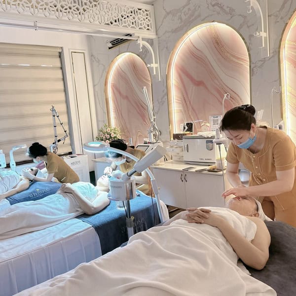 Khách hàng thư giãn khi trải nghiệm Massage Lạng Sơn tại cơ sở chất lượng cao